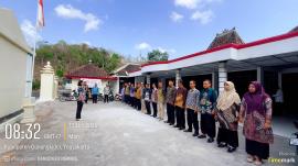 Apel Senin Pagi Pamong Kalurahan Pringombo Berpakaian Batik Nasional